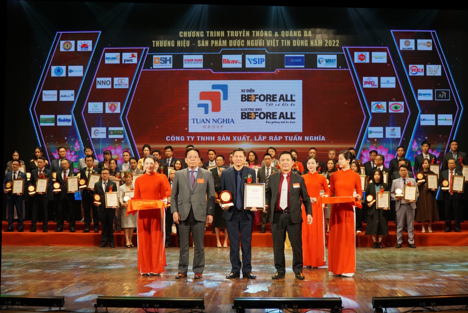 Ông Phan Văn Long - Phó Chủ tịch HĐTV Tuấn Nghĩa Group đại diện công ty lên nhận giải thưởng